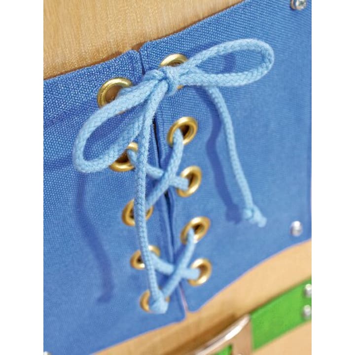 Nahaufnahme eines blauen Stoffes mit goldenen Ösen, der mit einem hellblauen Schnürsenkel zusammengeschnürt und mit einer Schleife versehen ist. Der Hintergrund scheint eine Holzoberfläche zu sein.
