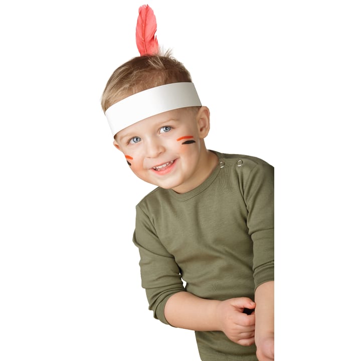 Kleines Kind mit hellem Haar, das ein grünes, langärmeliges Hemd, ein weißes Papierstirnband mit einer roten Feder und rote Gesichtsbemalung auf den Wangen trägt und in die Kamera lächelt, vor einem weißen Hintergrund.