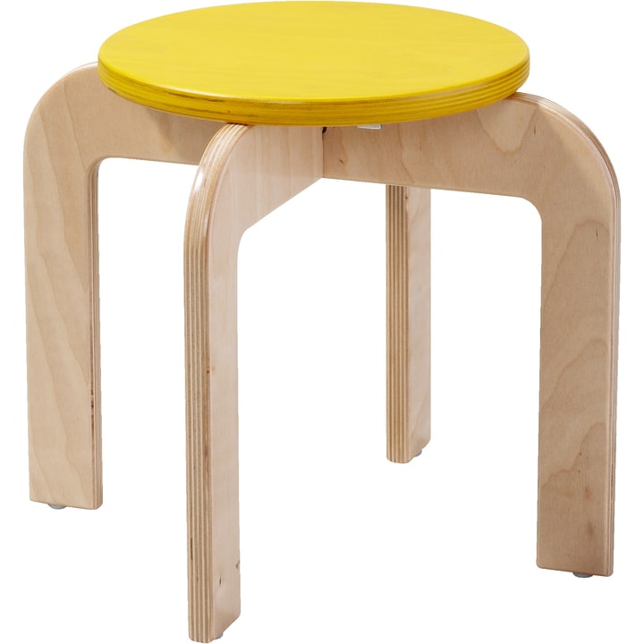 Ein kleiner Holzhocker mit vier hellen, geschwungenen Beinen und einer runden, flachen, hellgelben Sitzfläche.