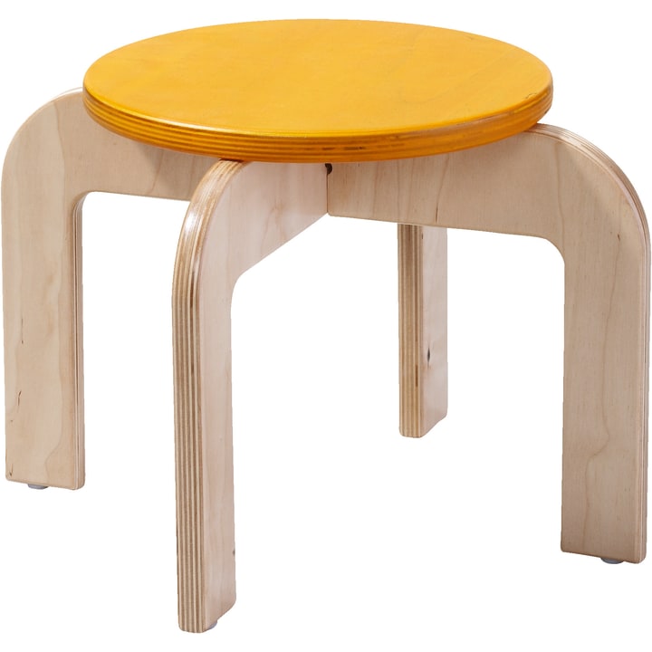 Ein kleiner Holzhocker mit vier geschwungenen, hellen Beinen und einer runden, flachen, gelben Sitzfläche. Der Hocker hat ein einfaches, modernes Design.