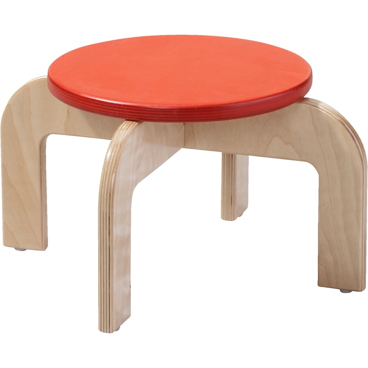 Ein kleiner Holzhocker mit gebogenen Beinen und einem runden, flachen roten Sitz. Die Beine sind natürliche Holzfarbe und das Design ist einfach und robust.