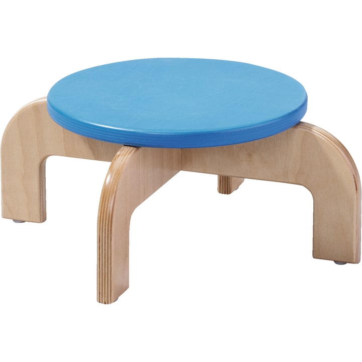 Ein kleiner Holzhocker mit vier gebogenen Beinen und einer runden blauen Sitzfläche. Der Hocker ist einfach im Design und scheint für Kinder oder niedrige Sitzgelegenheiten gemacht zu sein.