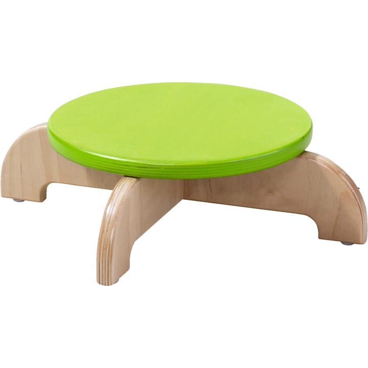 Ein kleiner, runder, leuchtend grüner Holzhocker mit Beinen aus Naturholz, die sich nach außen wölben und sich in der Mitte kreuzen und einen stabilen Sockel bilden.