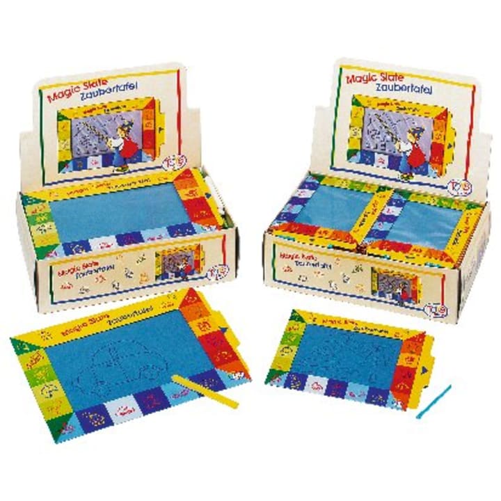 Abgebildet sind zwei Kästen und zwei Magic Slate-Zeichentafeln mit blauer Oberfläche und bunten Rahmen. Jede Tafel wird mit einem gelben Stift geliefert. Die Verpackung zeigt eine Illustration eines Zauberers und den Text Magic Slate Zaubertafel.