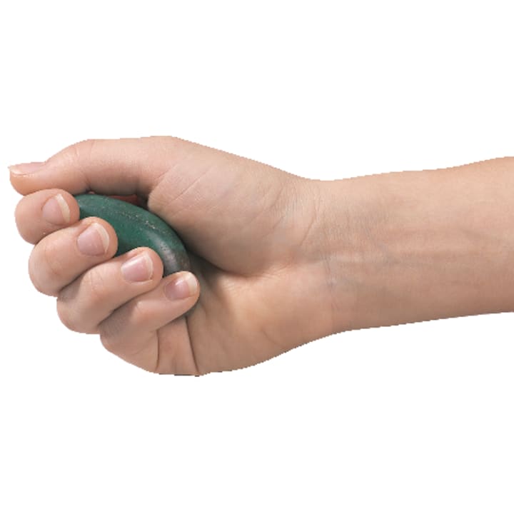 Eine Hand, die einen grünen ovalen Stressball hält, wobei die Finger um den Ball gewickelt sind und der Daumen oben aufliegt. Der Hintergrund ist einfarbig weiß.