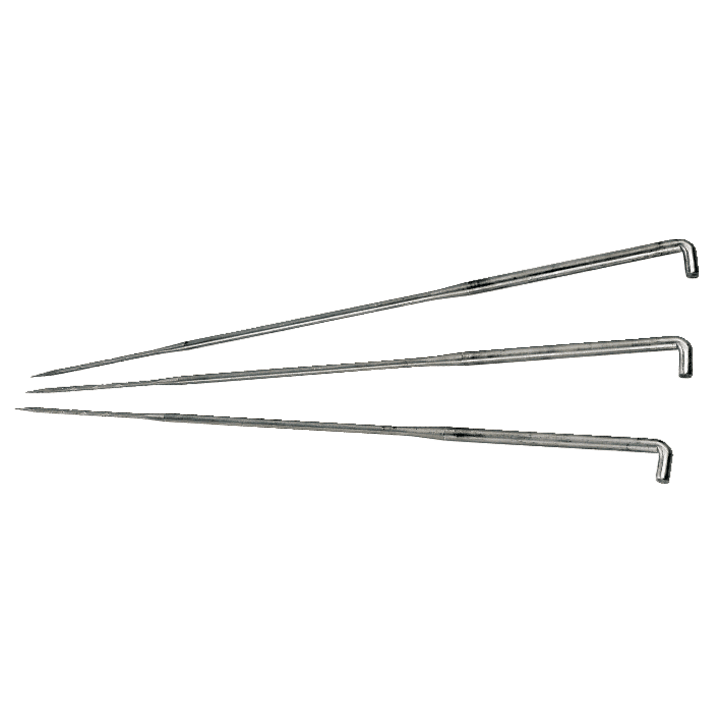 Abgebildet sind drei metallene Anreißwerkzeuge mit einer spitzen Spitze an einem Ende und einem rechtwinkligen Haken am anderen Ende, die parallel zueinander auf weißem Grund angeordnet sind.
