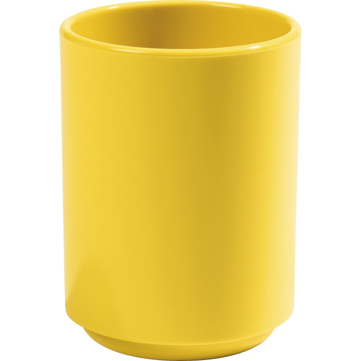Eine schlichte, zylindrische, gelbe Keramiktasse oder ein Pflanzgefäß mit glatten Rändern und ohne sichtbares Muster auf weißem Grund.