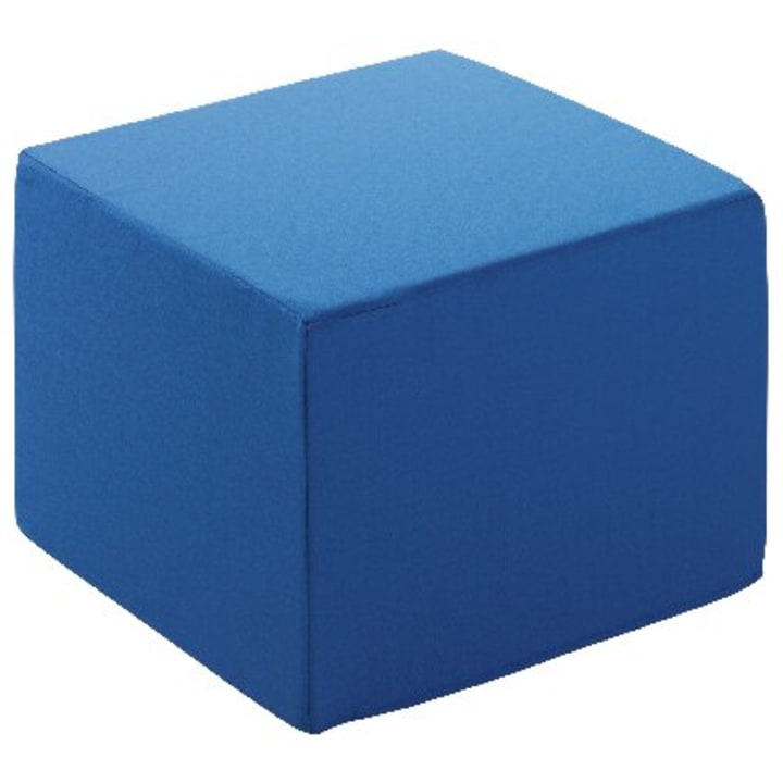 Ein einfarbig blauer, quadratischer Hocker mit glattem Stoffbezug, fotografiert vor einem weißen Hintergrund.
