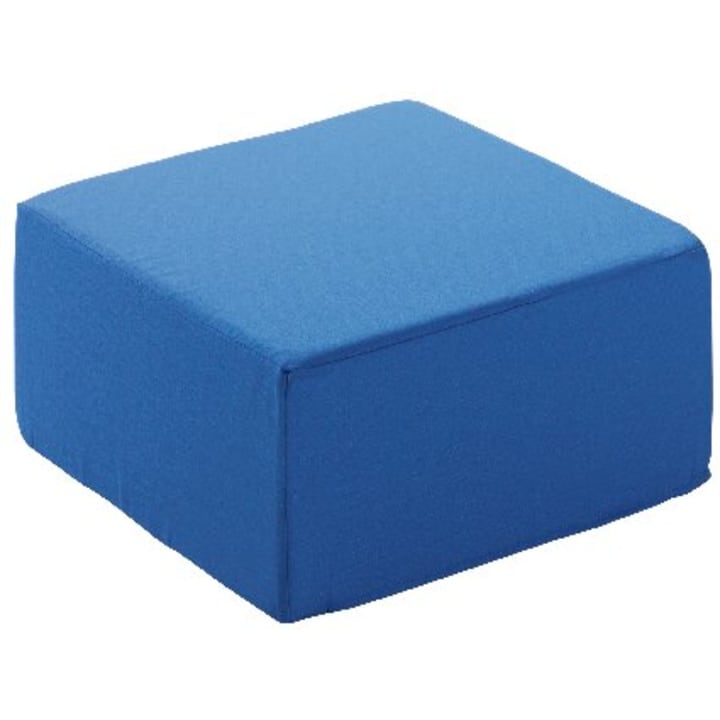 Ein rechteckiger blauer Schaumstoffblock mit glatten Kanten und einer leicht strukturierten Stoffoberfläche, dargestellt auf einem einfarbig weißen Hintergrund.