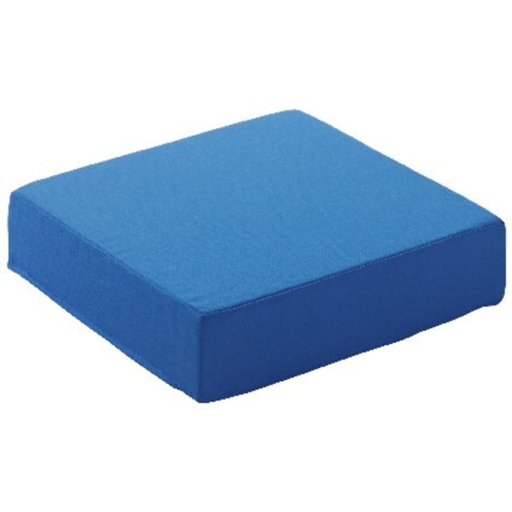 Ein quadratisches, blaues Schaumstoffkissen mit glatter Oberfläche und geraden Kanten, abgebildet vor einem weißen Hintergrund.