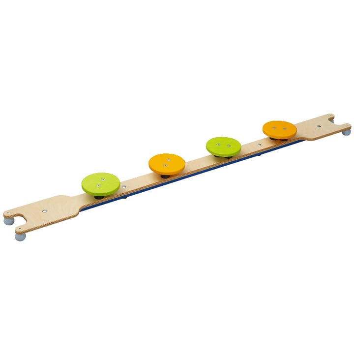 Ein langer hölzerner Schwebebalken mit vier runden Plattformen, zwei grüne und zwei gelbe, die oben angebracht sind. Der Balken hat Räder an beiden Enden und eine blaue Zierleiste an der Unterkante.