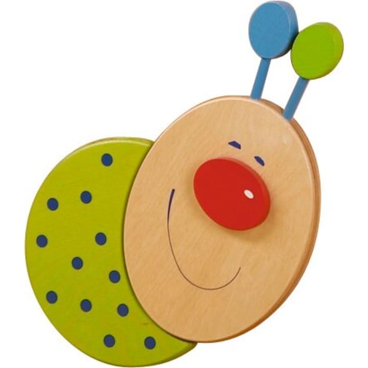 Ein Holzspielzeug in Form einer lächelnden Raupe mit einer großen roten Nase, grünen Punkten auf dem grünen Körper, blauen Fühlern mit grünen und blauen Spitzen und einem einfachen, fröhlichen Gesicht.