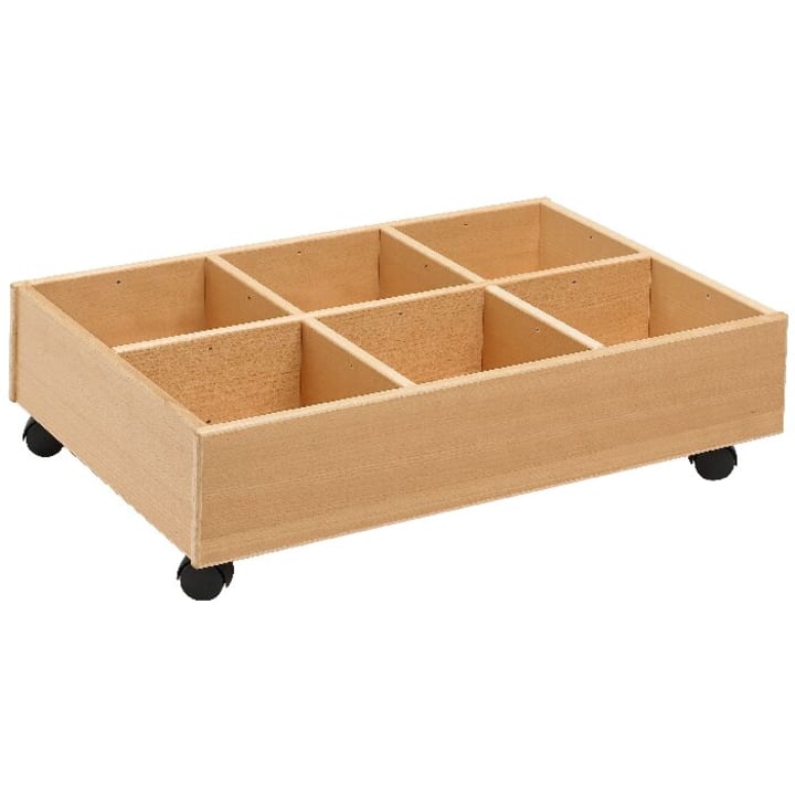 Eine hölzerne Aufbewahrungsbox mit sechs Fächern und vier schwarzen Rollen, die zum Organisieren oder Transportieren von Gegenständen dient.