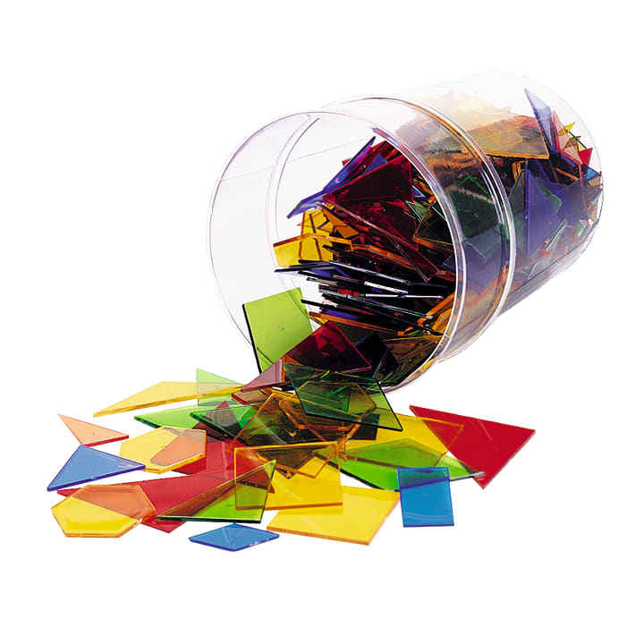 Ein durchsichtiger Plastikbehälter kippte um und verschüttete zahlreiche bunte, durchsichtige geometrische Plastikformen, darunter Quadrate, Dreiecke und Rechtecke, auf eine weiße Fläche.