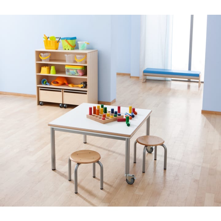 Tisch mit Wanneneinsatz und Deckel
