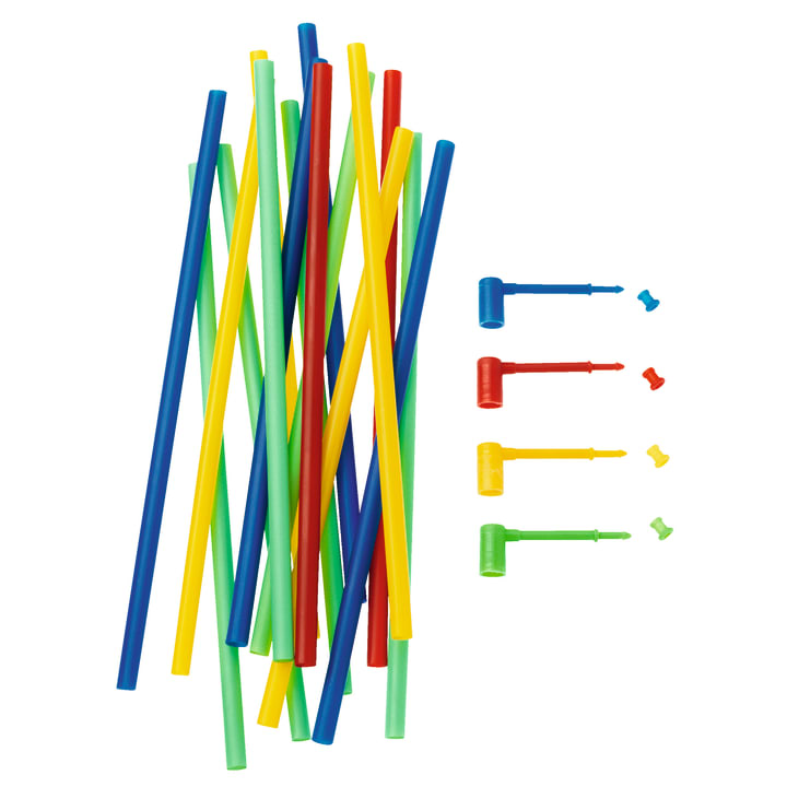 Eine Gruppe von Plastikstrohhalmen in den Farben Gelb, Grün, Rot und Blau ist in einem Stapel neben vier farblich passenden kleinen Plastikhämmern und entsprechenden kleinen Objekten auf weißem Hintergrund angeordnet.