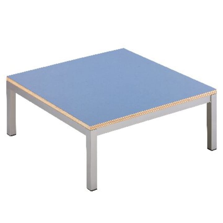 Ein quadratischer Tisch mit einer hellblauen Platte, hellen Holzleisten an den Kanten und vier silbernen Metallbeinen.