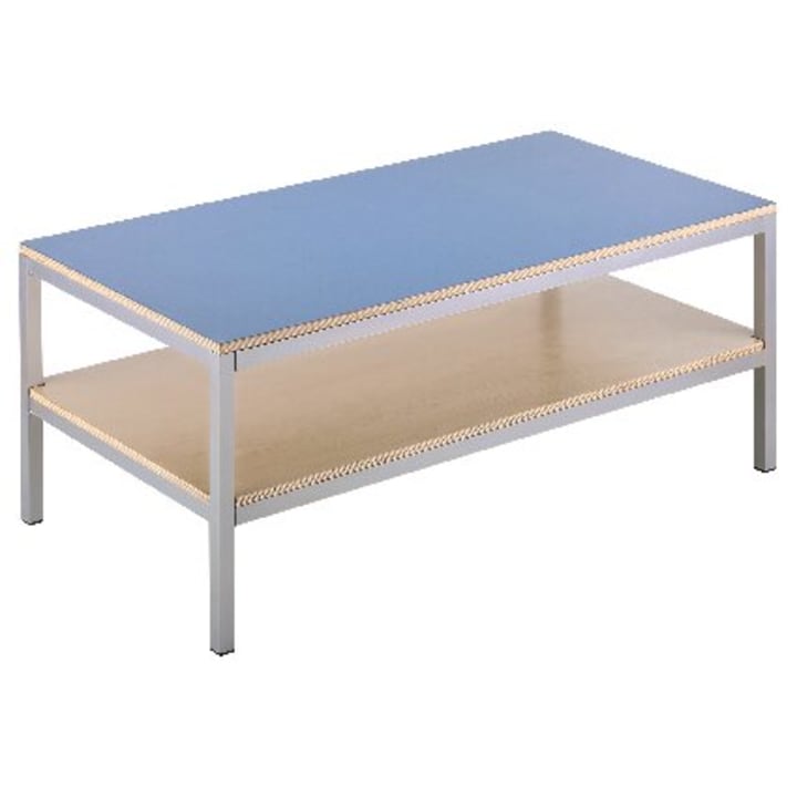 Ein rechteckiger Couchtisch mit einer blauen Tischplatte, einer hellen Holzablage darunter und silbernen Metallbeinen und -rahmen. Der Tisch hat ein einfaches, modernes Design.