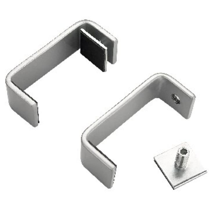 Zwei Metallbügel mit gepolsterten Innenflächen sind neben einer quadratischen Metallplatte mit einem Gewindebolzen abgebildet. Die Halterungen und die Platte scheinen Teile einer Befestigungs- oder Klemmvorrichtung zu sein.