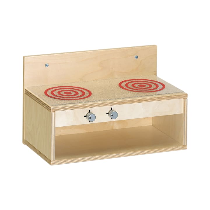 Ein hölzerner Spielküchenherd mit zwei rot und weiß bemalten Brennern oben, zwei silbernen Knöpfen auf der Vorderseite und einem offenen Regal darunter. Die Rückwand ist mit zwei sichtbaren Schrauben befestigt.