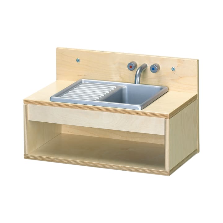 Ein kleines Holzspülbecken mit einem Metallhahn, einem silbernen Becken, einer Abtropffläche und einem offenen Regal darunter. An der Rückwand befinden sich rote und blaue Knöpfe, mit denen man heißes und kaltes Wasser vorgeben kann.