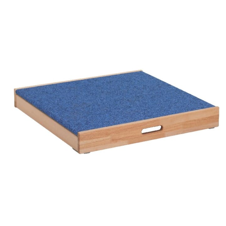 Ein quadratisches Holztablett mit einer blauen Filzoberfläche und einem rechteckigen, ausgeschnittenen Griff auf einer Seite. Das Tablett hat ein einfaches, flaches Design.