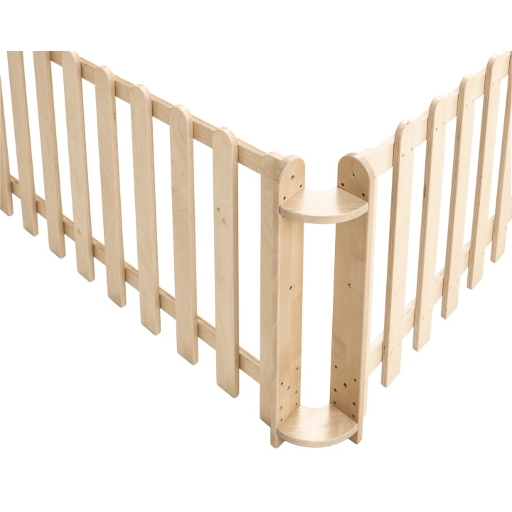 Ein heller Holzlattenzaun bildet eine Ecke mit einem abgerundeten, vertikalen Verbindungsstück an der Verbindungsstelle, das zwei kleine Regale enthält. Der Hintergrund ist einfarbig weiß.