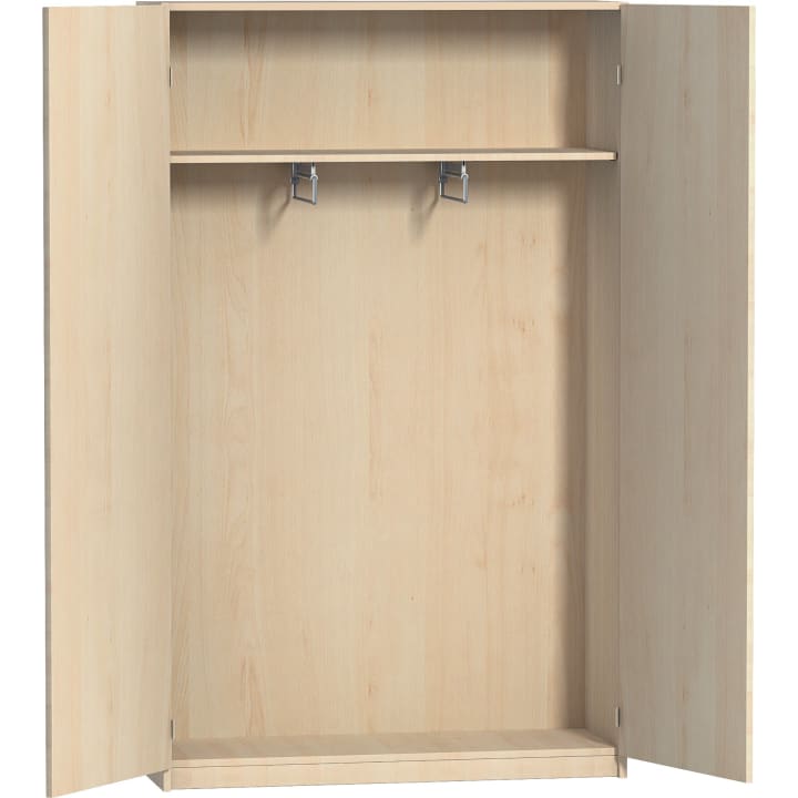 Ein Kleiderschrank aus hellem Holz mit zwei offenen Türen, einem oberen Regal, zwei Metallhaken unter dem Regal und einem leeren Hauptfach.