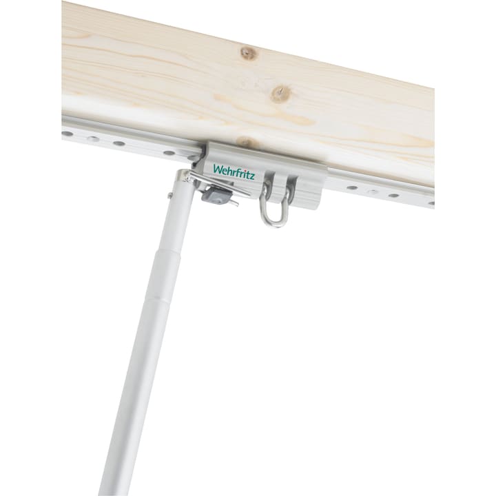 An einem hellen Holzbalken ist eine Metallstange mit einer mit Wehrfritz beschrifteten Halterung befestigt. Die Verbindung umfasst einen Haken und einen Befestigungsmechanismus.