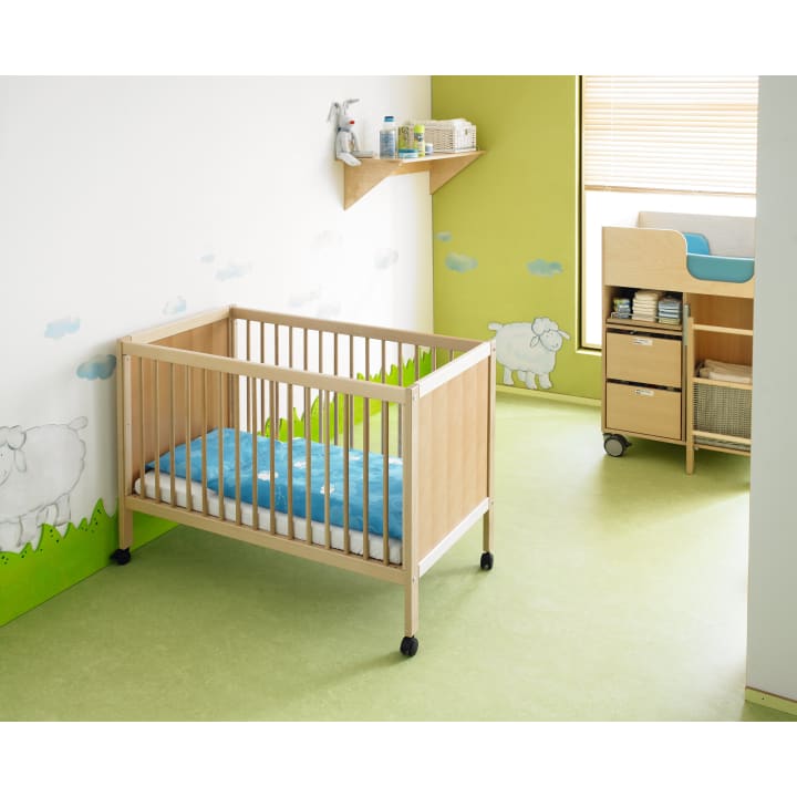 Krippenbett mit Rollen