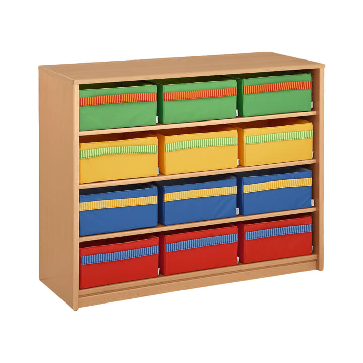 Ein Holzregal mit drei Einlegeböden, die jeweils vier rechteckige Stoffbehälter in den Farben Grün, Gelb, Blau und Rot enthalten. Die Behälter haben farbige Griffe und sind übersichtlich geordnet.