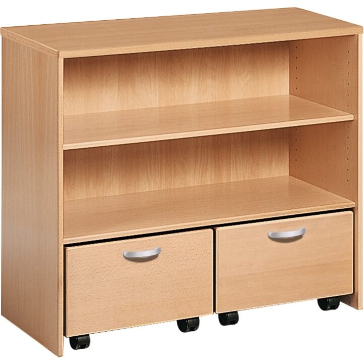 Ein Holzregal mit einem offenen oberen Regal und zwei unteren Schubladen auf Rollen, jede mit einem silbernen Griff. Das Regal hat eine helle Holzoberfläche und ein einfaches, rechteckiges Design.