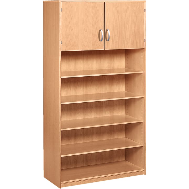 Ein Holzregal mit fünf offenen Regalen und einem zweitürigen Schrank an der Spitze. Die Schranktüren haben silberne Griffe, und die Einlegeböden sind verstellbar. Das Regal hat eine helle Holzoberfläche.