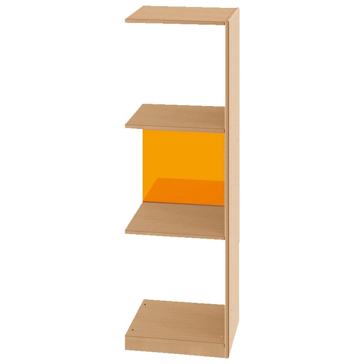 Ein Holzregal mit drei Einlegeböden und einer orangefarbenen Rückwand hinter dem mittleren Boden. Das Regal ist an den Seiten und oben offen.