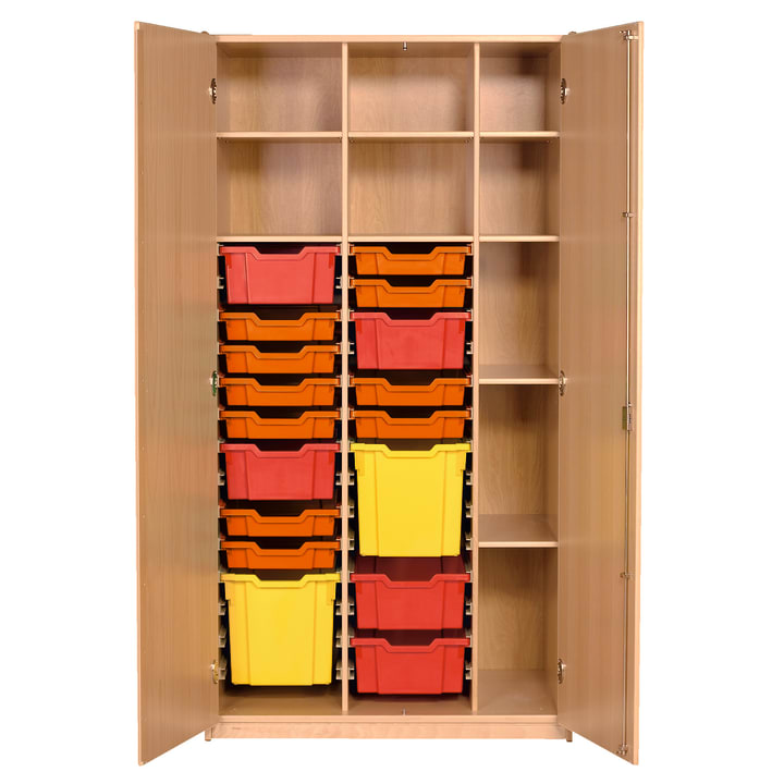 Ein Holzschrank mit offenen Türen gibt den Blick frei auf drei Säulen mit bunten Plastikbehältern in Rot, Orange und Gelb, mit zusätzlichen leeren Fächern auf der linken und rechten Seite.