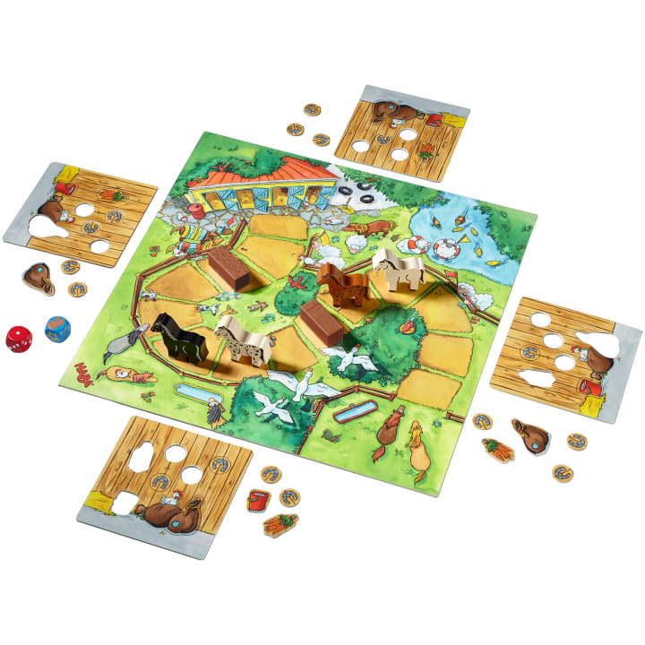 Ein farbenfrohes Brettspiel zum Thema Bauernhof, mit einem Spielbrett, vier hölzernen Tierfiguren, vier ausstanzbaren Karten, verschiedenen Spielsteinen, einem roten Würfel und illustrierten Spielsteinen, die auf dem Spielbrett verteilt sind.