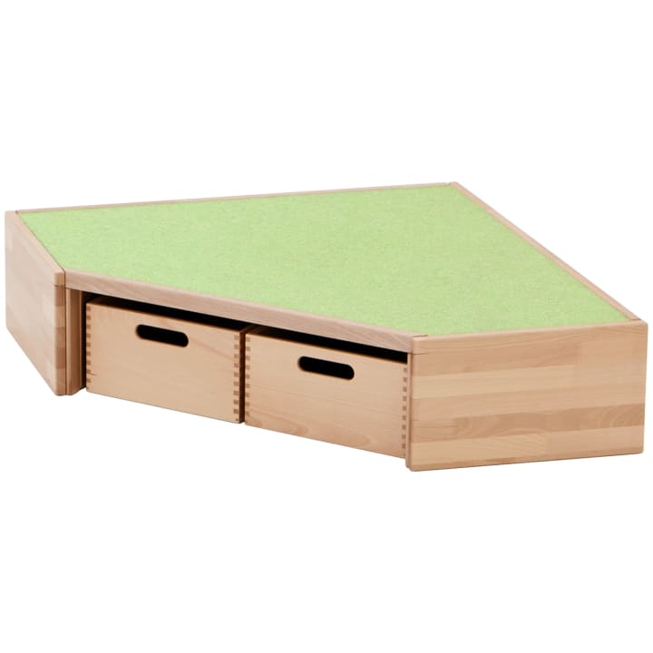 Ein dreieckiges Aufbewahrungsmöbel aus hellem Holz mit grünem Filzbezug und zwei ausziehbaren Schubladen mit ausgeschnittenen Griffen, das in eine Ecke passt.