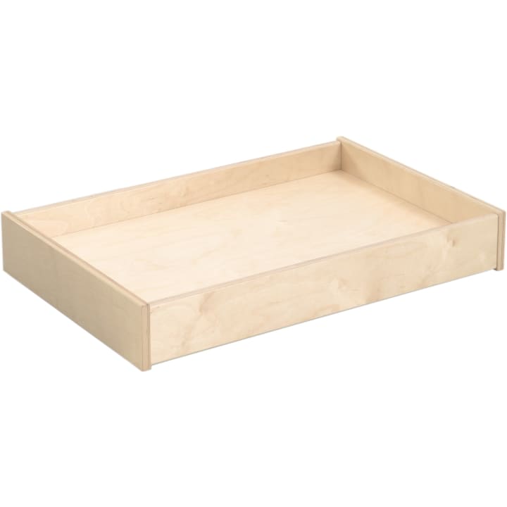 Ein schlichtes, rechteckiges Holztablett mit erhabenen Rändern aus hellem Holz ist auf einem weißen Hintergrund abgebildet. Das Tablett ist leer und hat ein glattes, einfaches Design.