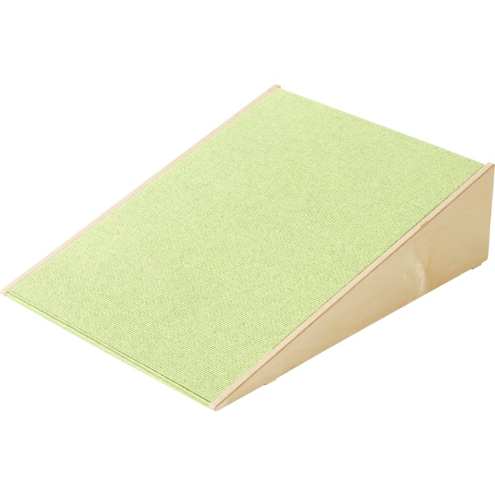 Eine hölzerne Rampe mit einer flachen, schrägen Oberfläche, die mit hellgrünem, strukturiertem Material bedeckt ist, möglicherweise für Haustiere oder als Kratzunterlage.