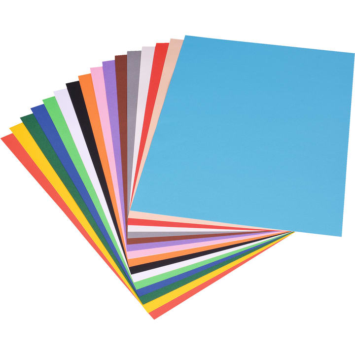 Ein aufgefächerter Stapel farbiger Papierblätter, darunter rot, orange, gelb, grün, blau, lila, schwarz, weiß und andere Farben, wobei das oberste Blatt hellblau ist.