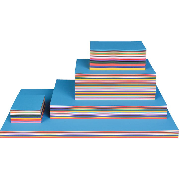 Vier Stapel mit mehrfarbigem Papier sind in aufsteigender Reihenfolge von links nach rechts angeordnet. Jeder Stapel hat blaue Blätter oben und bunte Schichten, die an den Seiten sichtbar sind. Der Hintergrund ist weiß.