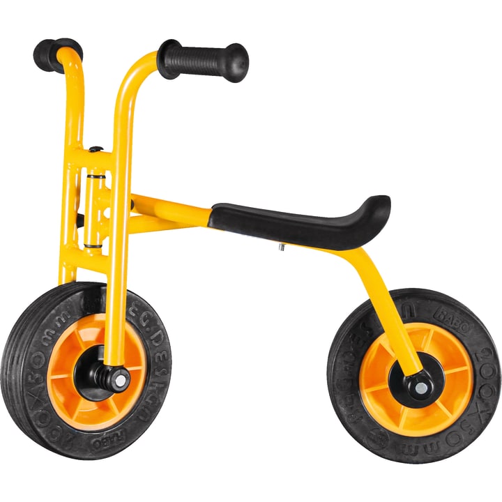 Ein gelbes Gleichgewichtsfahrrad mit einem schwarzen Sitz, schwarzen Griffen und zwei großen schwarzen Reifen mit orangefarbenen Naben, dargestellt vor einem weißen Hintergrund.
