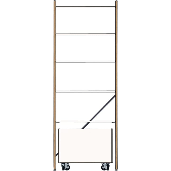 Ein hohes, offenes Regal mit vier Einlegeböden, seitlichen Holzstützen und einer rechteckigen Aufbewahrungsbox auf Rädern an der Unterseite. Das Regal hat ein minimales, modernes Design.