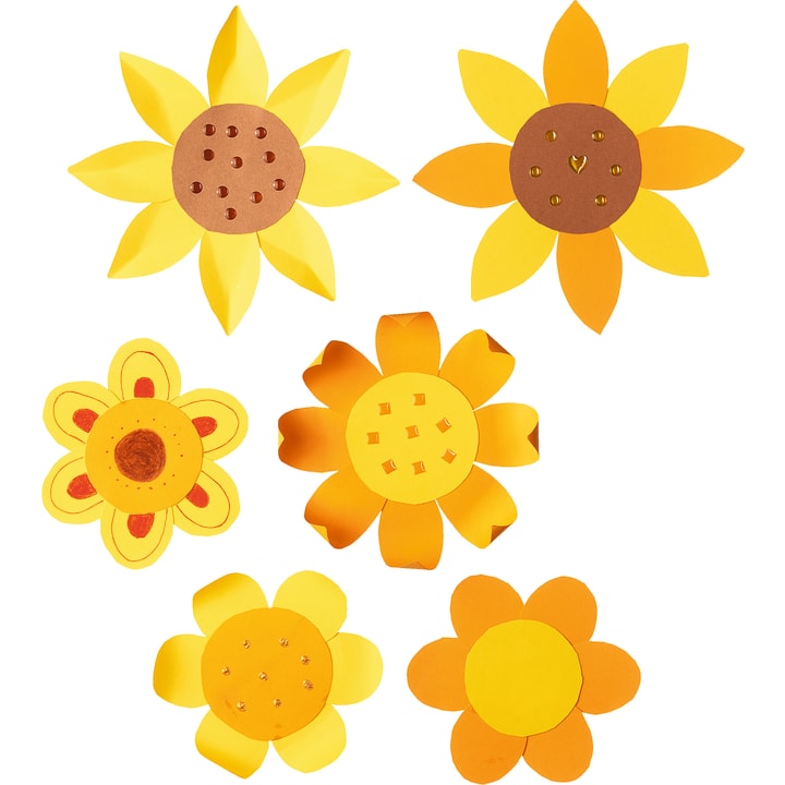 Sieben Papierblumen in Gelb- und Orangetönen, jede mit einer runden Mitte und Blütenblättern in verschiedenen Formen und Größen, sind auf einem weißen Hintergrund angeordnet. Einige Blumen haben dekorative Punkte oder Ausschnitte in der Mitte.