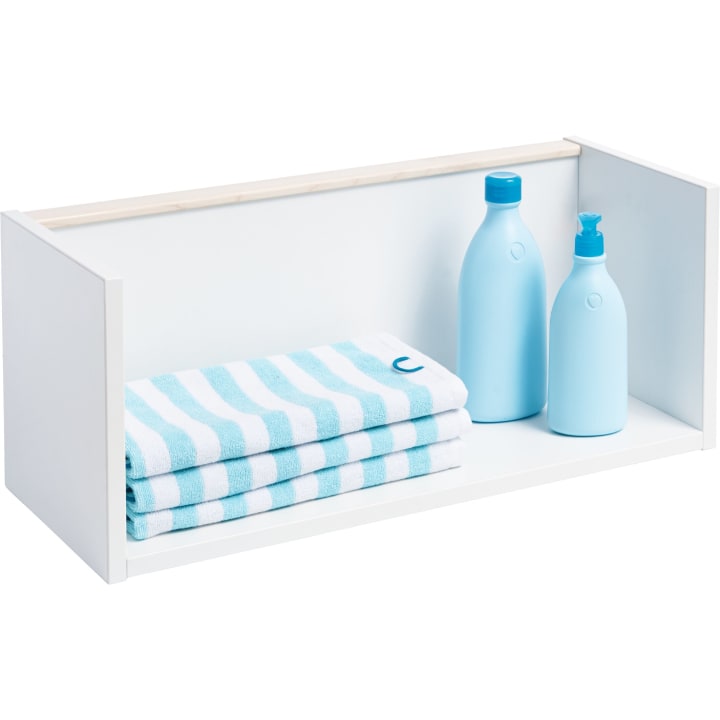 Auf einem weißen, rechteckigen Regal stehen ein ordentlich gefaltetes blau-weiß gestreiftes Handtuch und zwei blaue Flaschen, eine mit Pumpspender und eine mit Verschluss.