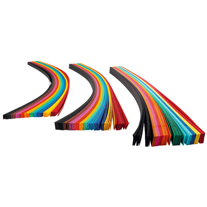 Drei Bündel flacher, mehrfarbiger Plastikstäbchen, die in Reihen angeordnet sind. Jedes Bündel zeigt eine Vielzahl von Farben, darunter rot, gelb, blau, grün, orange und schwarz, aufgefächert auf einem weißen Hintergrund.