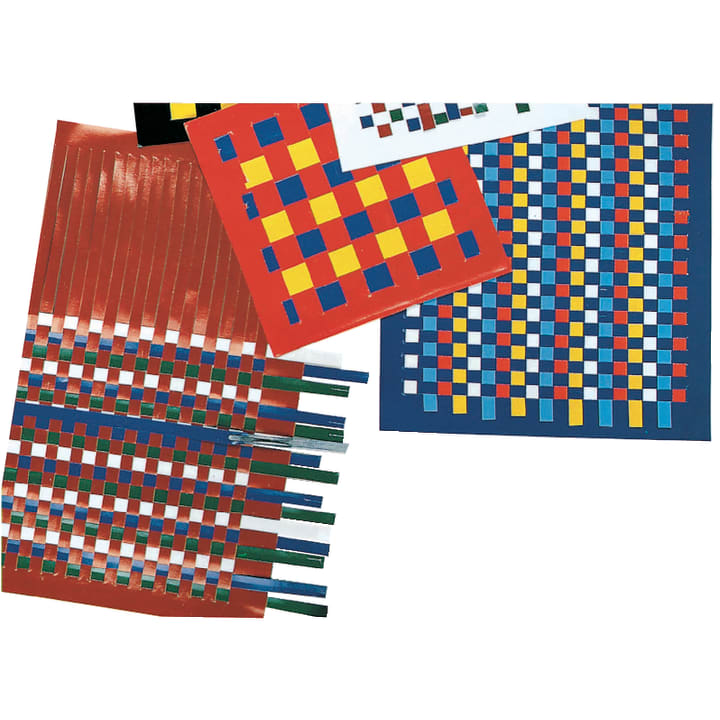 Mehrere Stücke Baupapier mit Streifen, die in einem Schachbrettmuster aus verschiedenen Farben wie Rot, Gelb, Blau und Grün auf weißem Hintergrund verwoben sind.