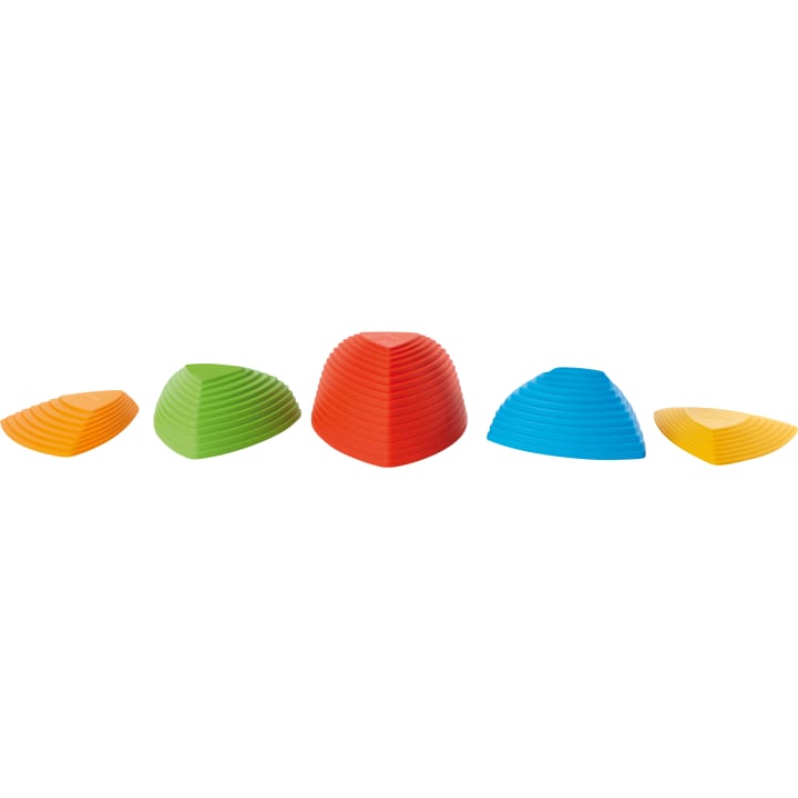 Fünf stapelbare Trittsteine aus Kunststoff in den Farben Gelb, Grün, Orange, Rot und Blau sind in einer Reihe angeordnet. Jeder Stein hat eine strukturierte, geriffelte Oberfläche und eine flache Oberseite. Die Steine variieren in Größe und Form.