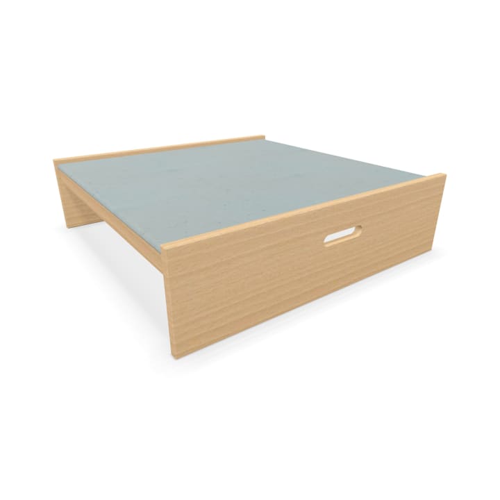 Ein niedriges, rechteckiges Holztablett mit kurzen Seiten und einem flachen, grauen Boden, das auf der Vorderseite einen integrierten Handschlitz zum einfachen Tragen aufweist. Das Design ist minimalistisch und funktional.