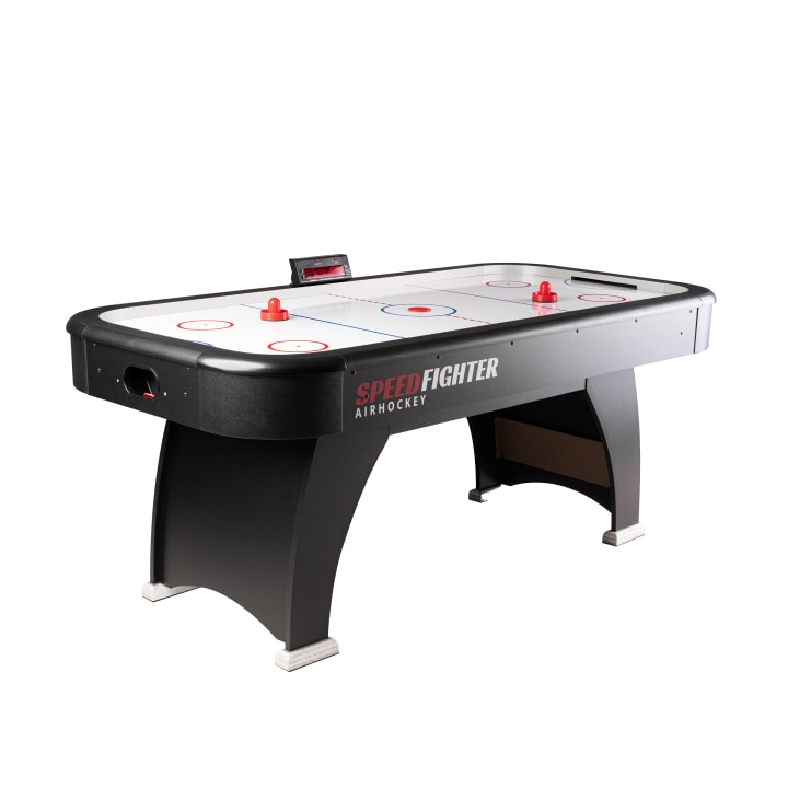 Ein schwarz-weißer Airhockeytisch mit roten Schlägern und einem Puck auf der Spielfläche, einer elektronischen Anzeigetafel und der Aufschrift Speed Fighter Air Hockey an der Seite vor einem weißen Hintergrund.
